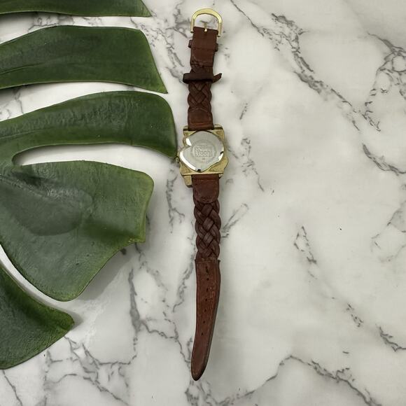 Timex Disney Vintage 90s Winnie the Pooh Wrist Watch Face Shaped Leather Strap - Picture 5 of 6